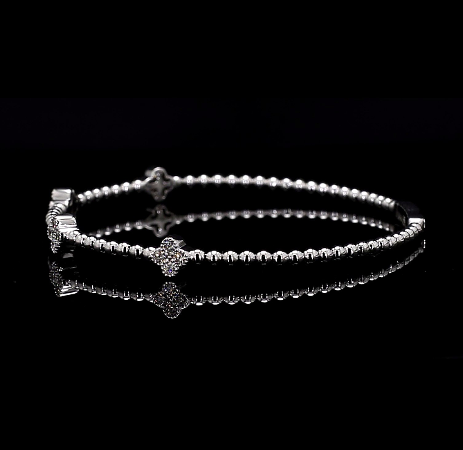 0.8 CT Clover Luxe Radiance Bangle