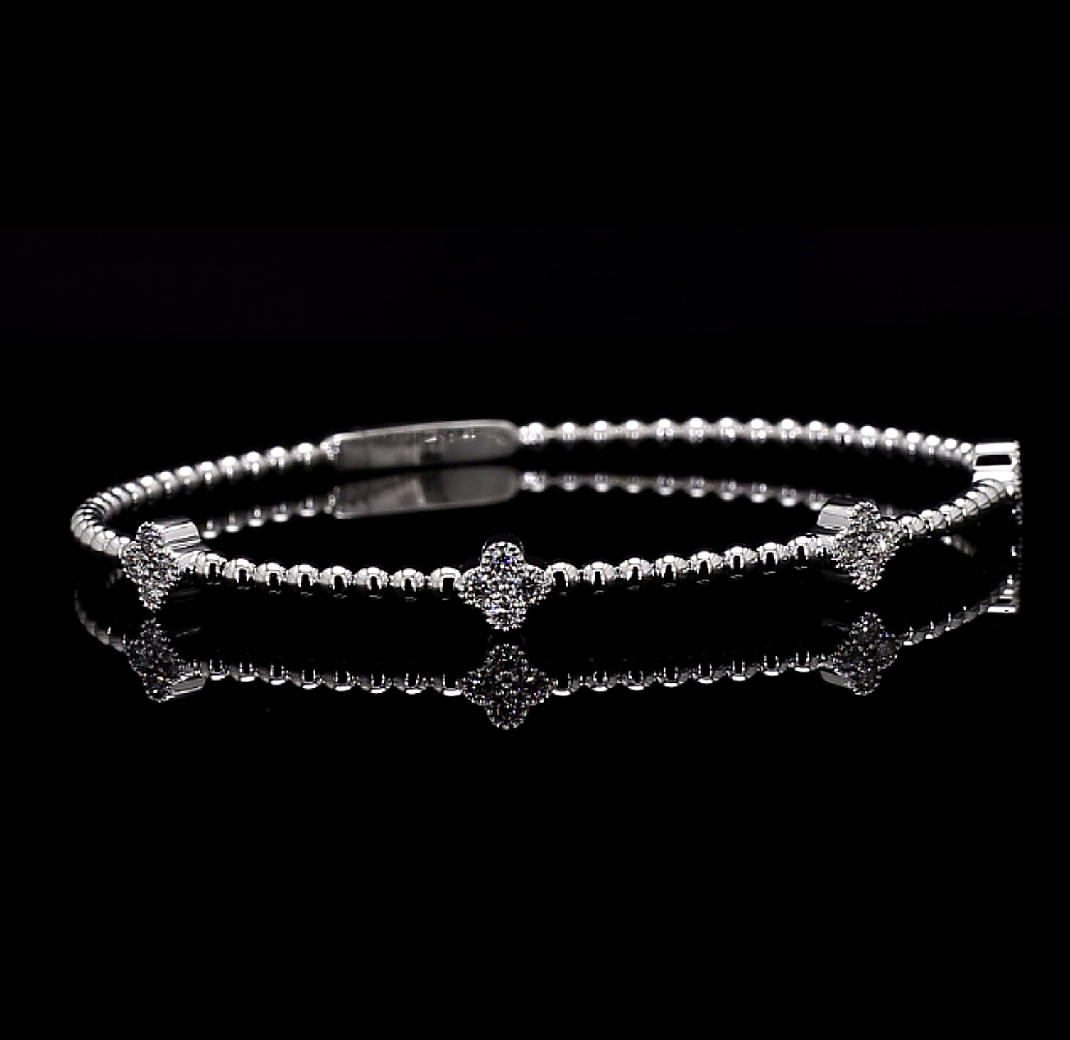 0.8 CT Clover Luxe Radiance Bangle